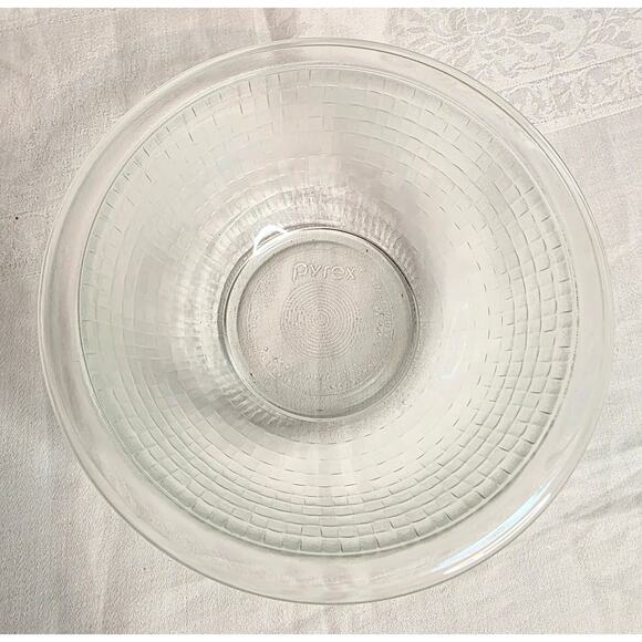 Vintage Pyrex 1 quart Round Borosilicate Glass Bowl Basket Weave Pattern - Picture 2 of 5